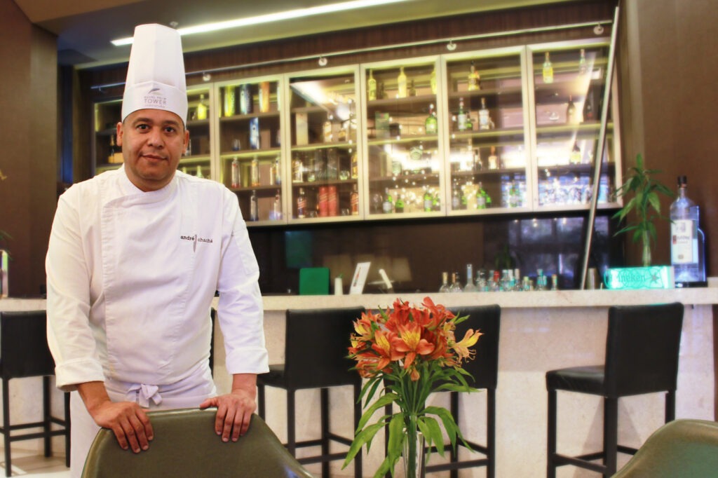 Chef André Chachá assume a cozinha do Simetria Restaurante e demonstra todo o seu conhecimento na preparação dos pratos do festival