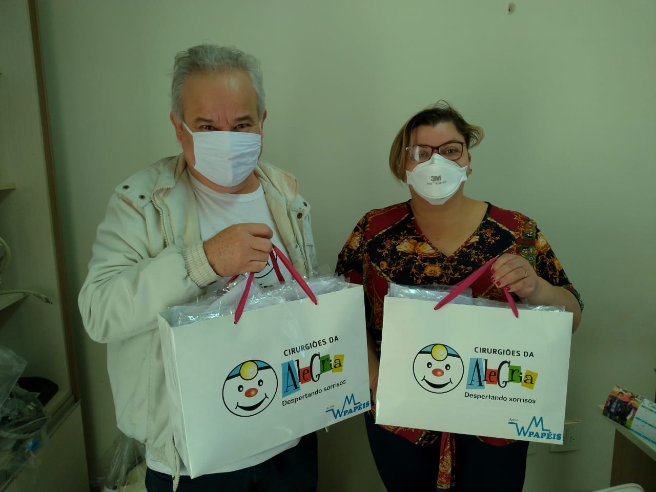 Cirurgiões da Alegria entregam máscaras para Hospital Humanitária de Limeira