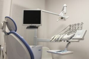Qual é a diferença entre cirurgião dentista e clínico geral?