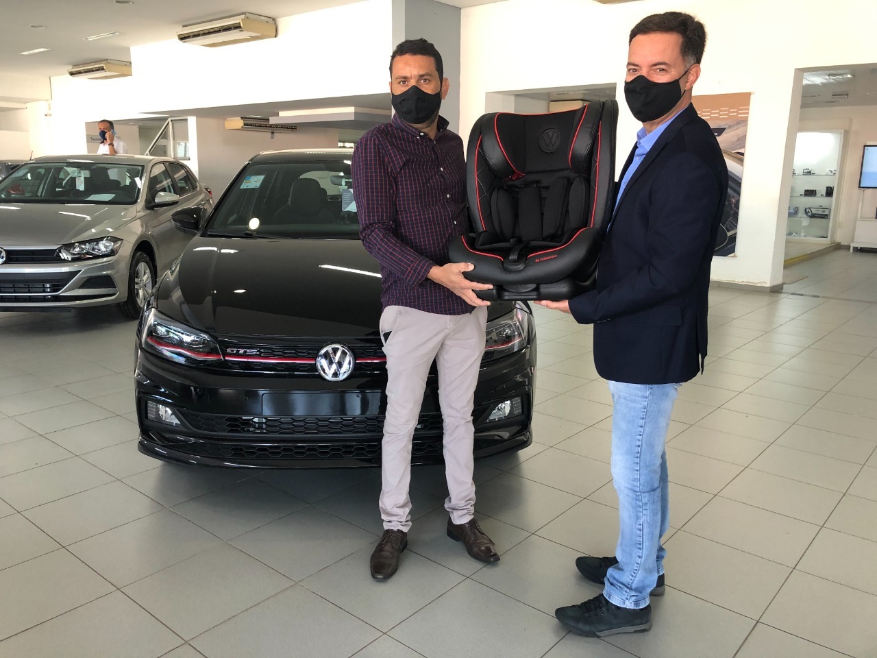 Kleber Cardoso Gerente Volkswagen Limeira e Valter Neves, gerente de vendas da Galzerano