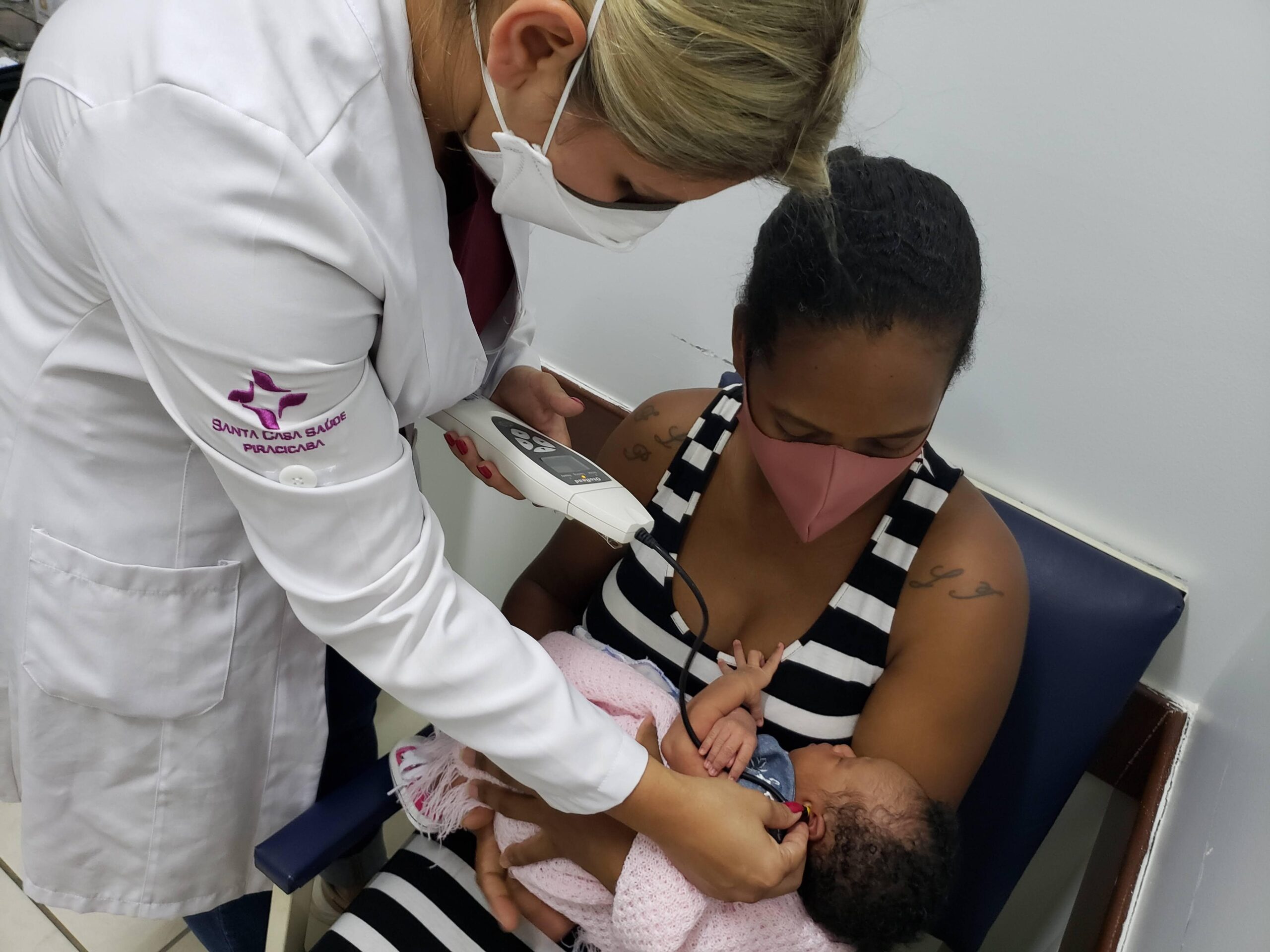 Fonoaudióloga da Santa Casa realiza triagem neonatal auditiva em recém-nascido