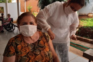 Primeira dose da vacina leva segurança a moradores e profissionais do Lar dos Velhinhos