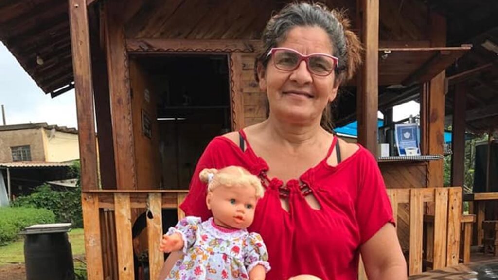 Mulheres de Cordeirópolis reformam bonecas do lixo e doam para crianças