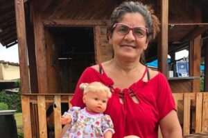 Mulheres de Cordeirópolis reformam bonecas do lixo e doam para crianças