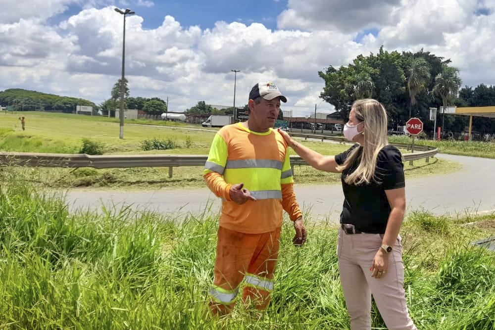 Iracemápolis: rotatórias de acesso recebem corte de mato