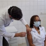 Auxiliar de enfermagem é a primeira a ser vacinada em Vinhedo
