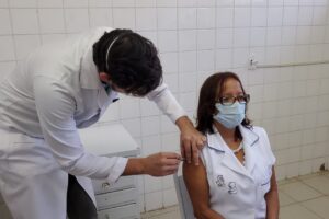 Auxiliar de enfermagem é a primeira a ser vacinada em Vinhedo