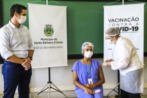 Profissionais de Saúde são os primeiros imunizados no Município