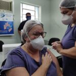 Enfermeira da Santa Casa de Capivari recebe primeira dose da Coronavac