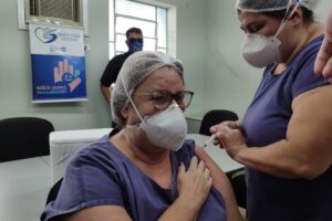 Enfermeira da Santa Casa de Capivari recebe primeira dose da Coronavac