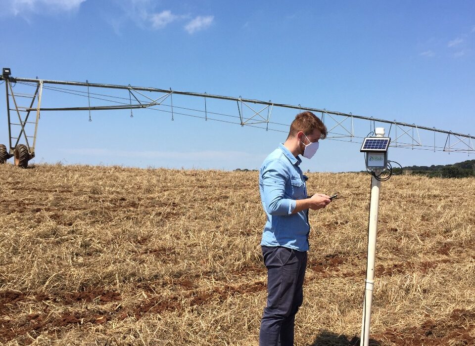 Em parceria com a Agropecuária Bergoli, o curso da Raks objetiva implementar o sistema de monitoramento de umidade do solo, desenvolvido por eles, utilizando sensoriamento remoto e IoT para controle da irrigação em grãos.