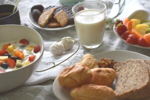 A importância do café da manhã reforçado na rotina alimentar