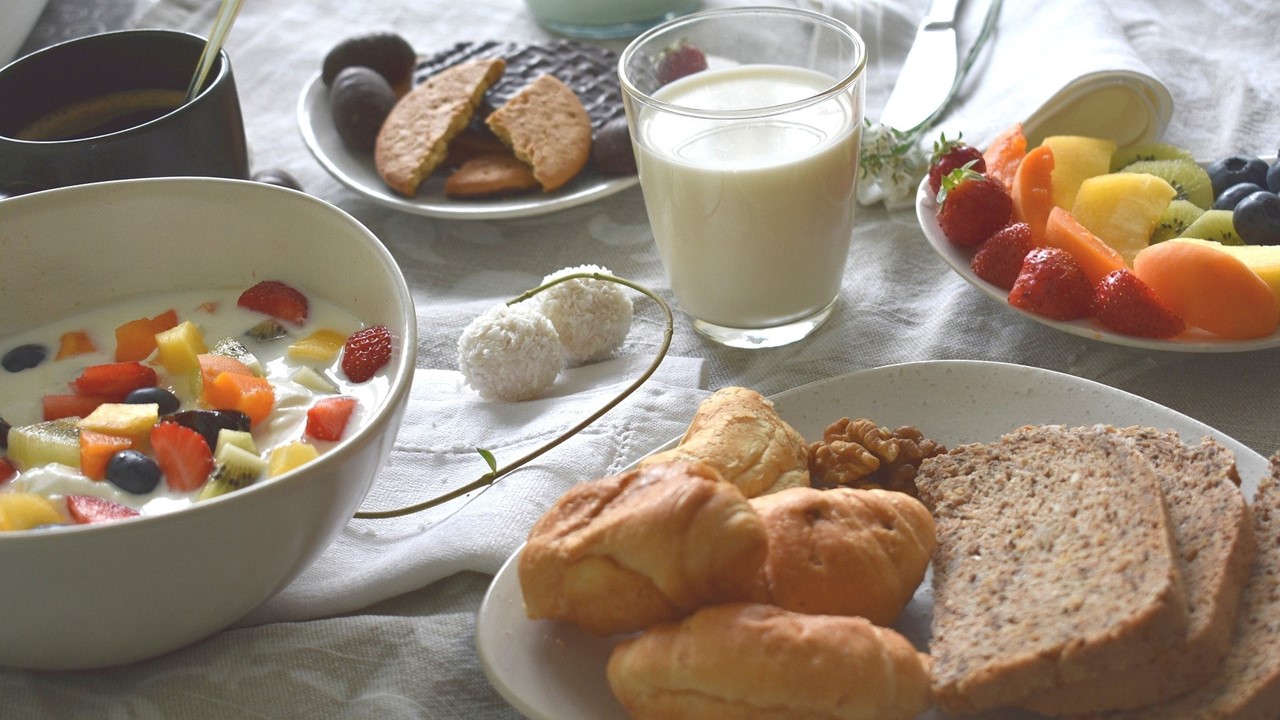 A importância do café da manhã reforçado na rotina alimentar
