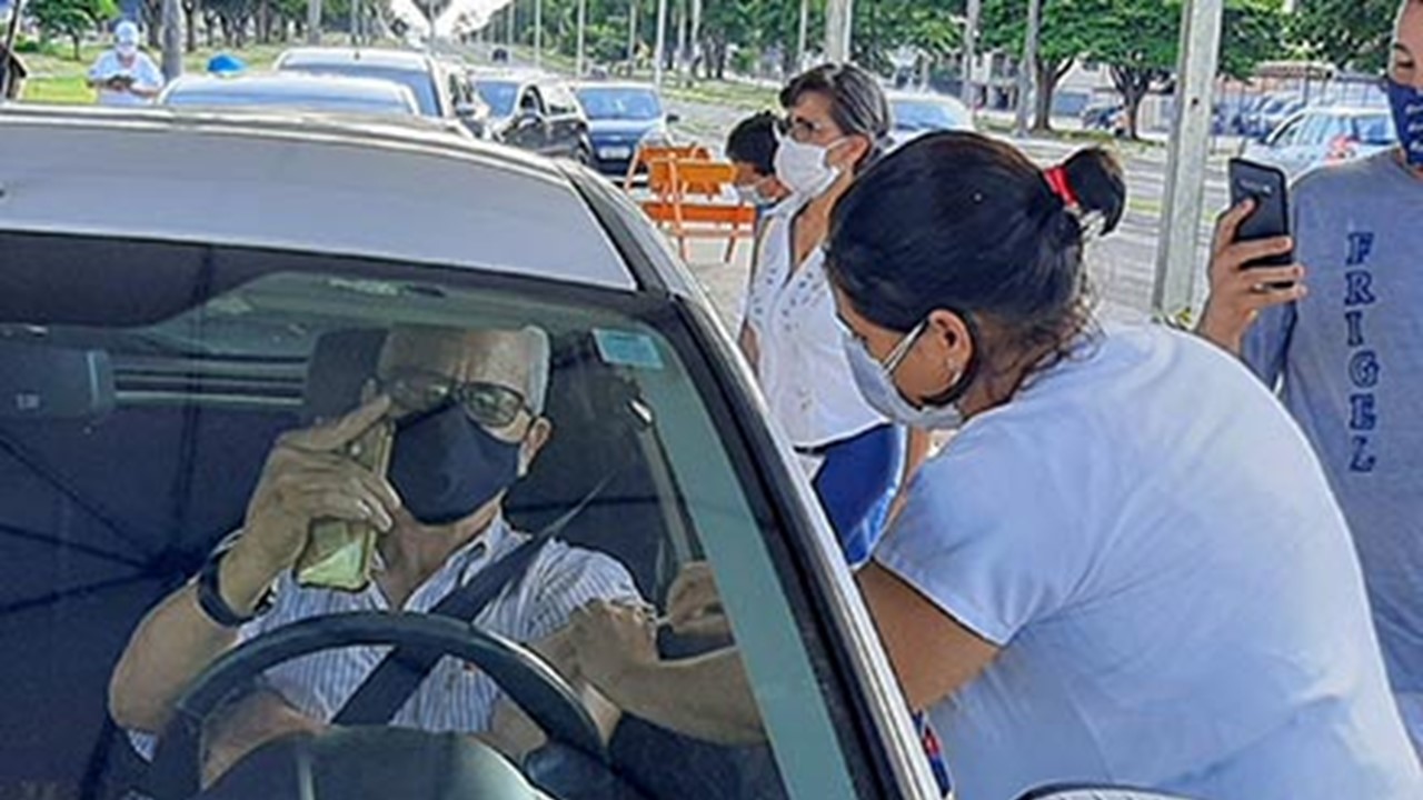 Americana de Mãos dadas arrecada alimentos no drive thru da Avenida de Cillo