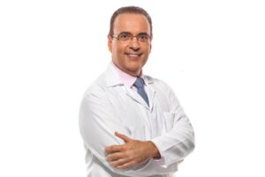 O biomédico Roberto Figueiredo, mais conhecido como Dr. Bactéria responde as principais dúvida sobre Covid