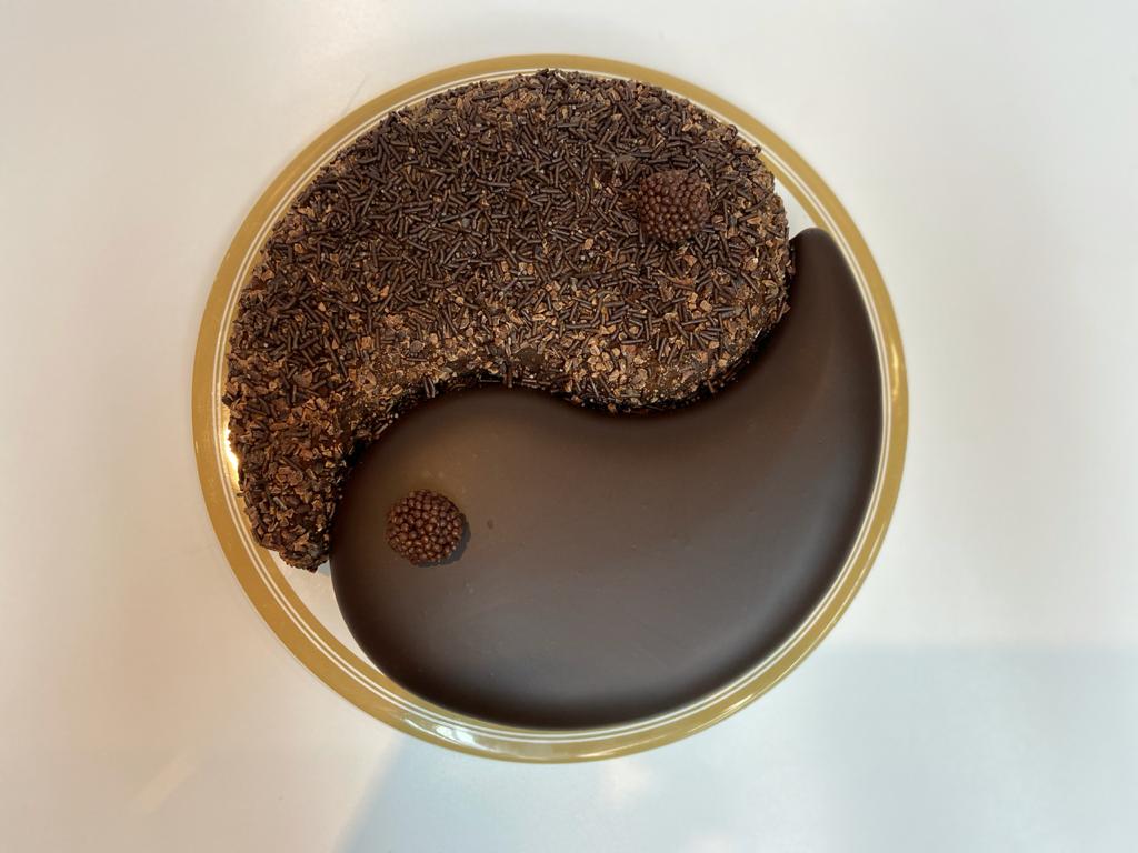 Torta mousse de chocolate e café com nibs de cacau surpreende na hora da sobremesa