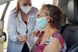 Americana começa a vacinar idosos com 72 anos ou mais