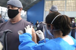 São Paulo inicia a vacinação de agentes de segurança contra o coronavírus