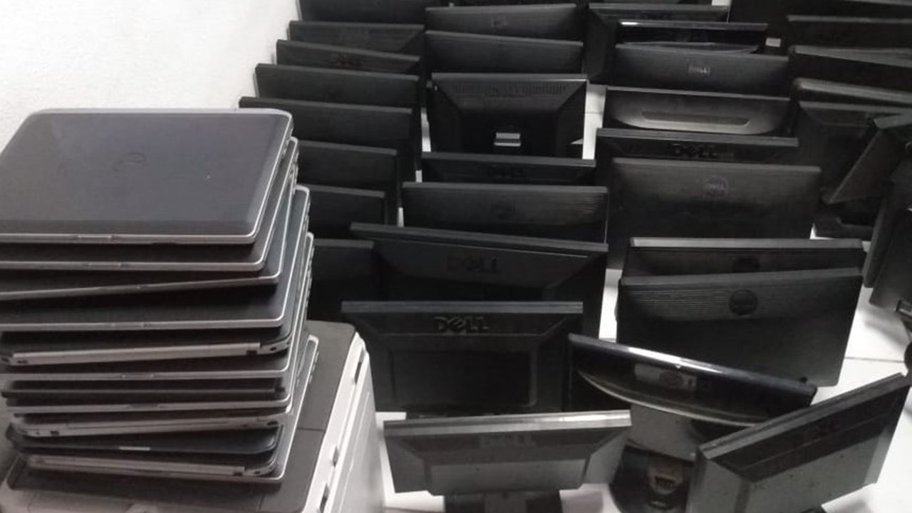 A BRK Ambiental de Limeira realizou a doação de 20 notebooks, 61 CPUs, e 66 monitores ao Cedeca de Limeira