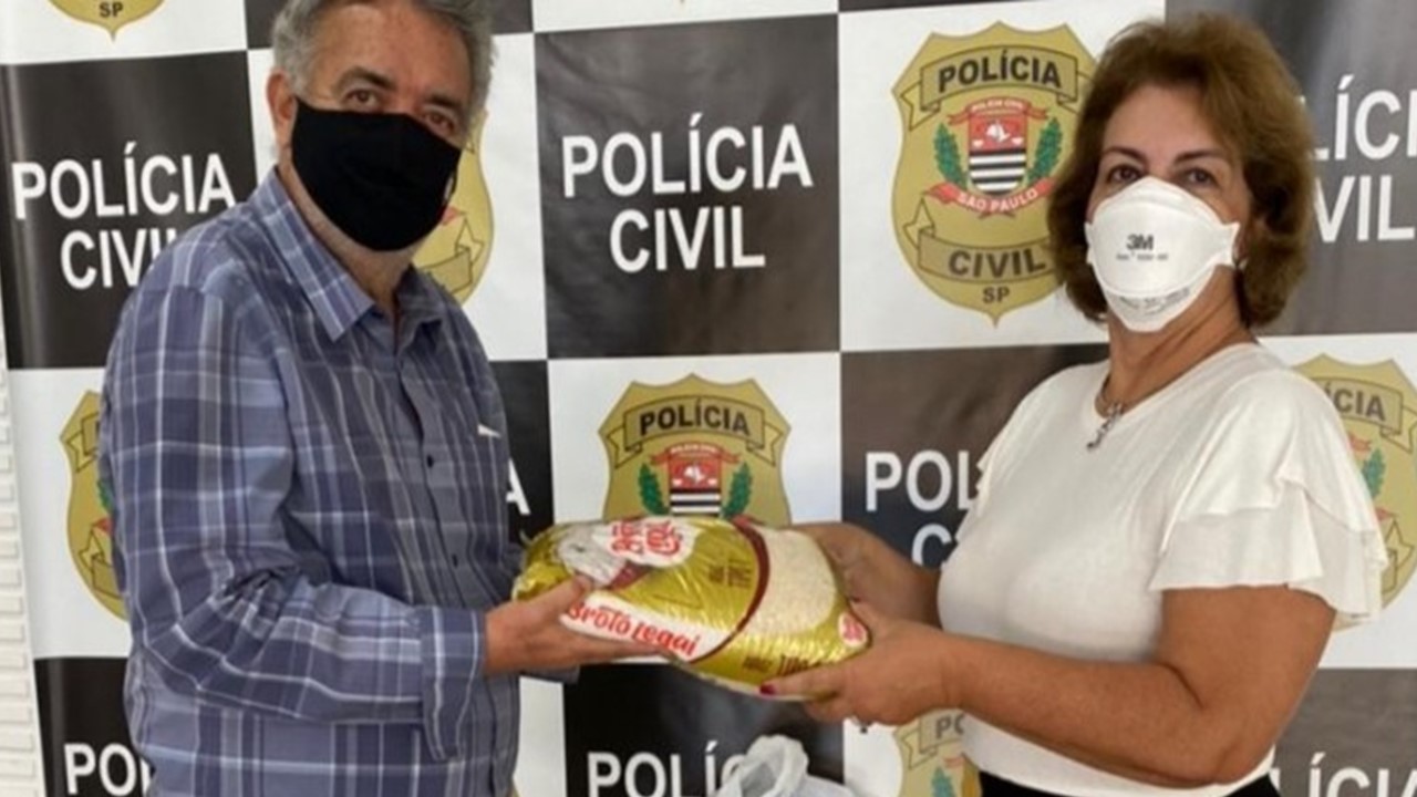 Delegacia Seccional doa mais de 200kg de alimentos a campanha Limeira Solidária