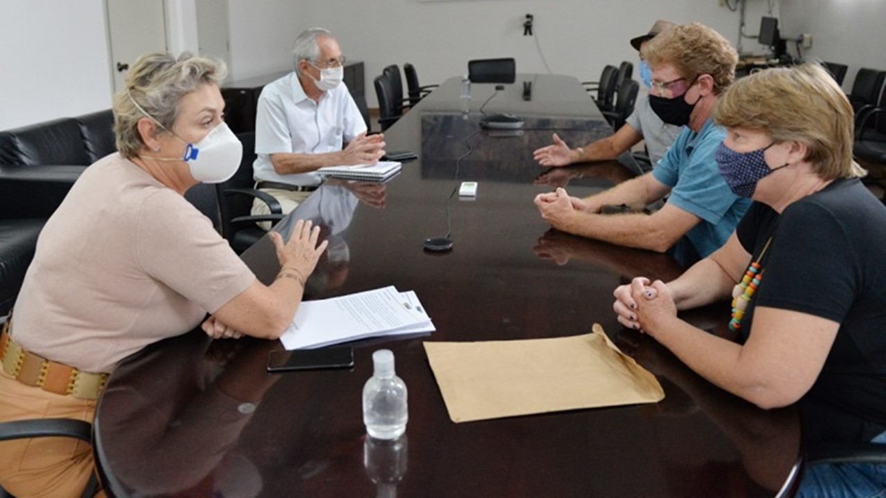 Erika Tank e chefe de Gabinete recebem associação de moradores do Pires