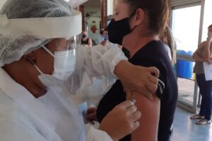 Iracemápolis começa a vacinar profissionais da educação contra covid