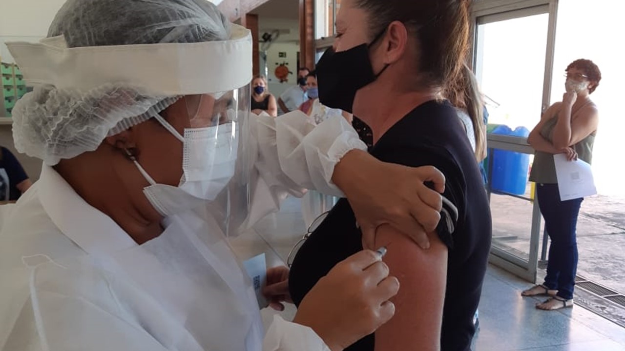 Iracemápolis começa a vacinar profissionais da educação contra covid