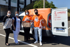Profissionais da vacinação contra covid em Limeira recebem combos do Madero
