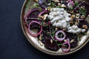 5 receitas de saladas quentes para manter a alimentação saudável no inverno