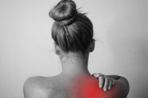 Dor no ombro em atividades cotidianas pode ser sinal da síndrome do impacto do ombro