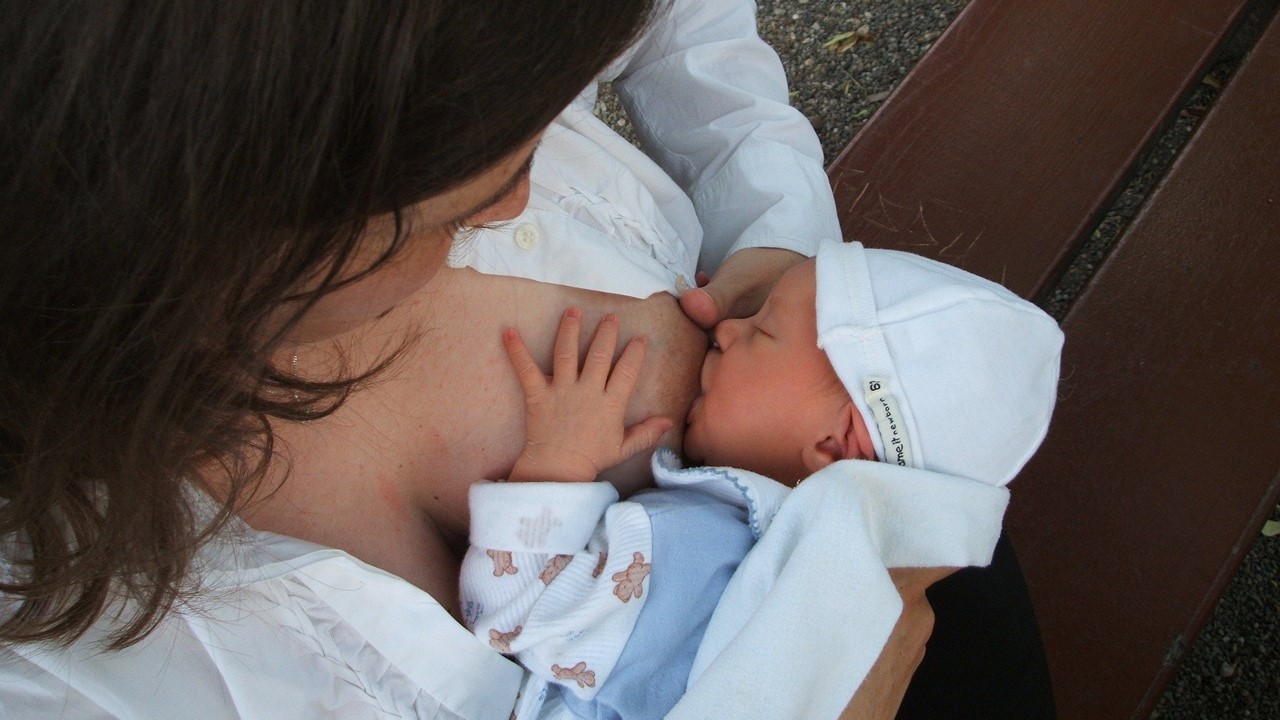 Aleitamento materno para crianças traz benefícios à saúde bucal