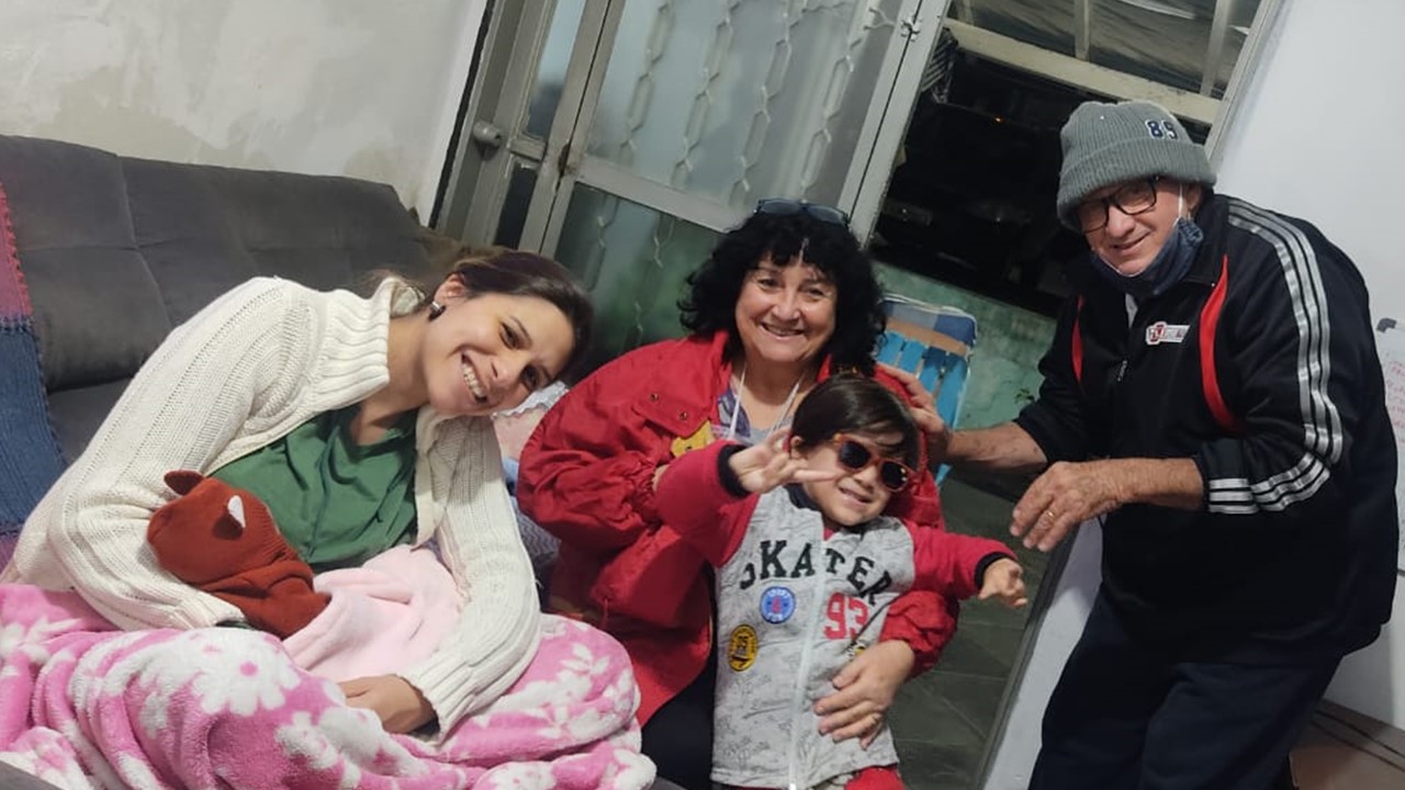 Ex-paciente do Centro Infantil Boldrini celebra a vida ao lado dos filhos