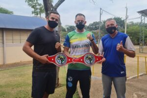 Atleta iracemapolense de Kickboxing visita Coordenadoria de Esportes