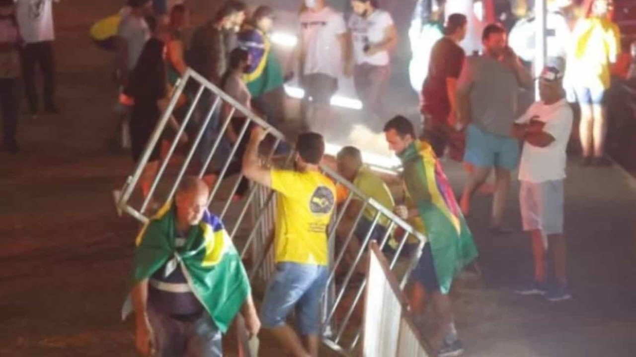 Bolsonaristas invadem Esplanada com gritos contra STF em véspera de ato com raiz golpista