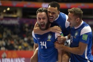 Brasil vence Marrocos e avança para semi na Copa do Mundo de futsal