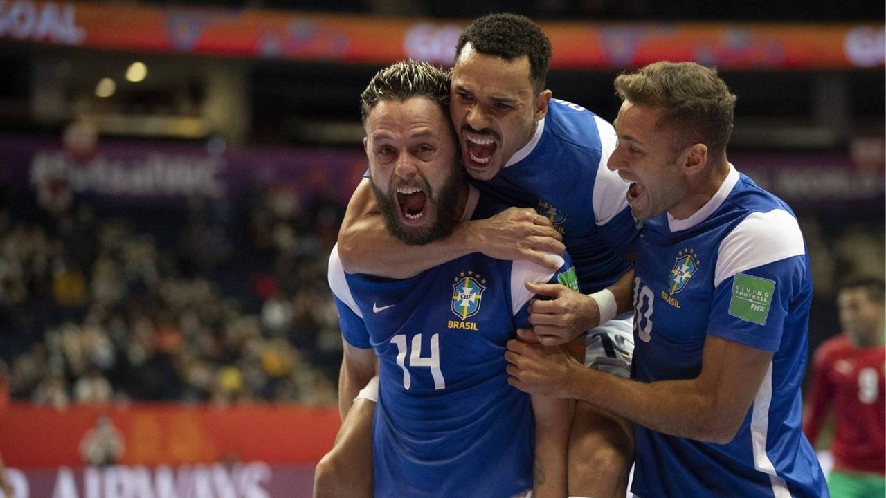 Brasil vence Marrocos e avança para semi na Copa do Mundo de futsal