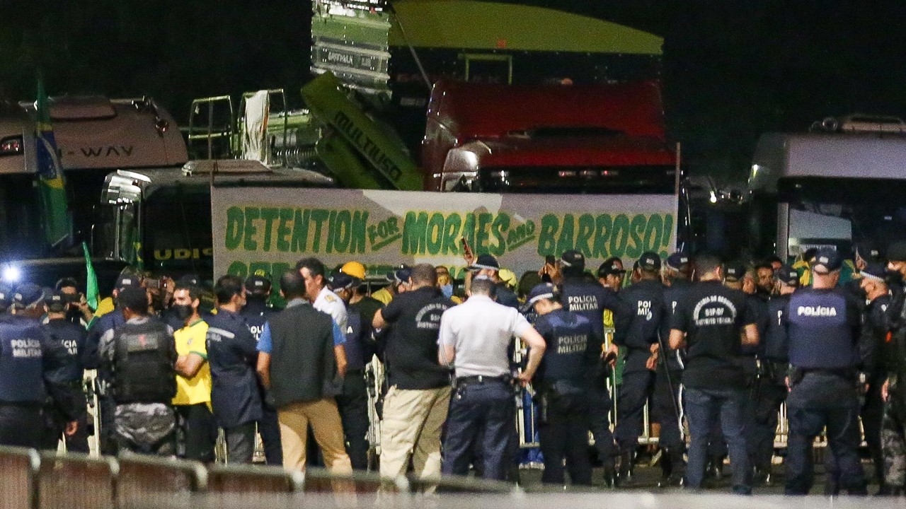 Caravana bolsonarista de SP para ato em Brasília tem saudosismo da ditadura e críticas ao STF