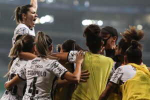 Corinthians vence Palmeiras no jogo de ida da final do Brasileirão