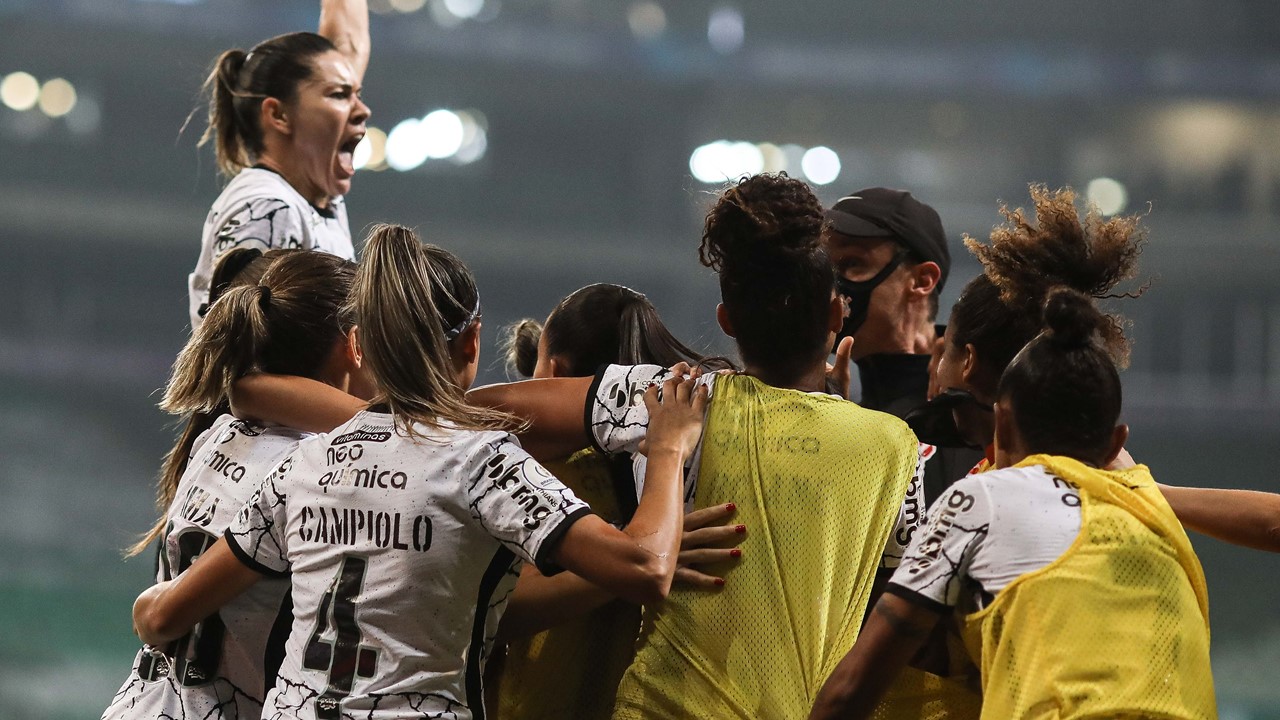 Corinthians vence Palmeiras no jogo de ida da final do Brasileirão