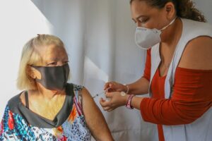 Idosos a partir de 85 anos começam a receber terceira dose de vacina em SP
