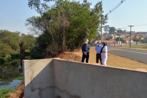 Prefeito Mario Botion visita Rua Áustria após reconstrução e ampliação da rede de águas pluviais