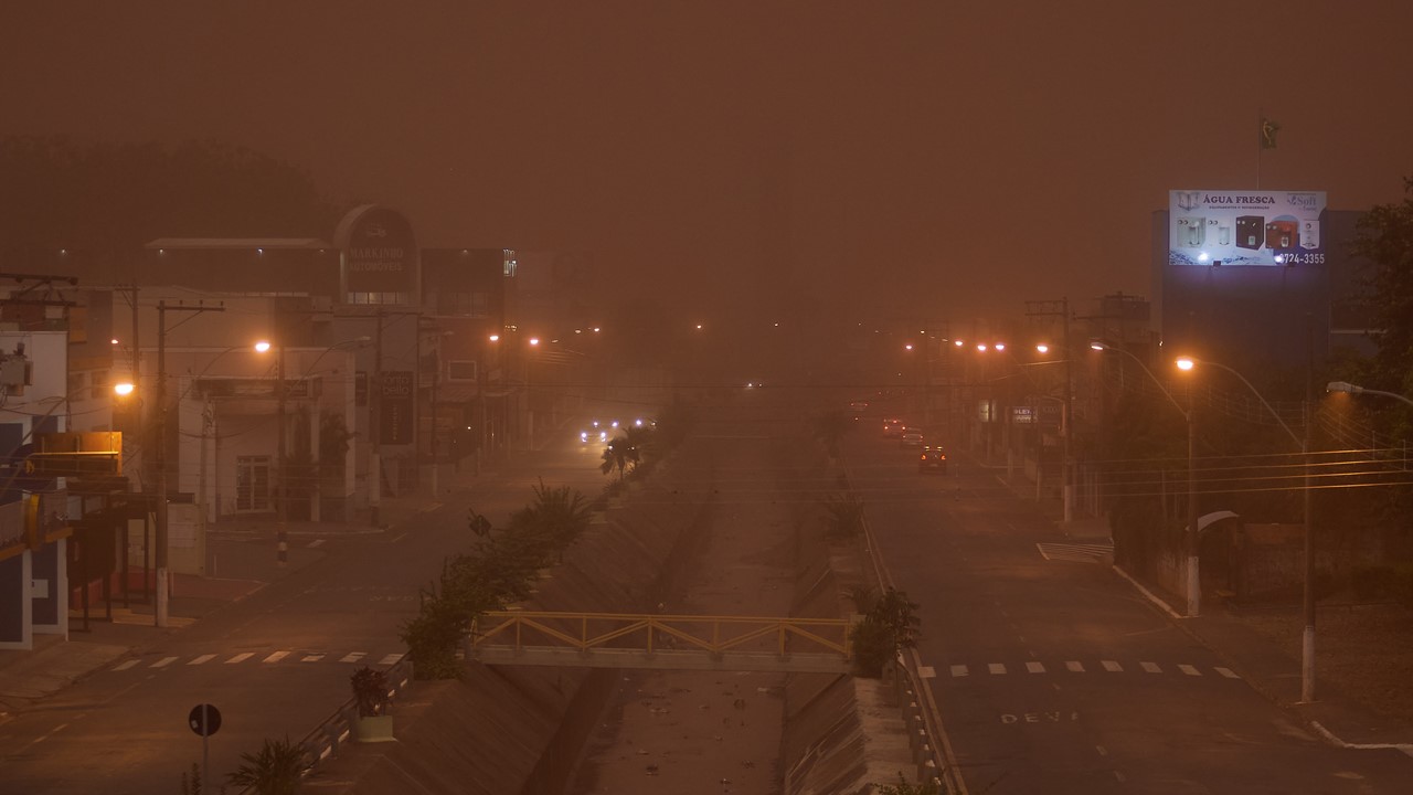 Tempestade de poeira 'engole' a cidade de Franca