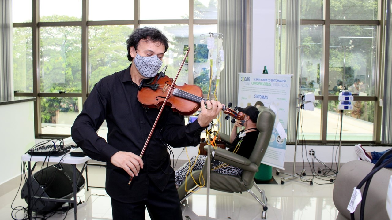 Violinista abre Outubro Rosa no CECAN da Santa Casa de Piracicaba