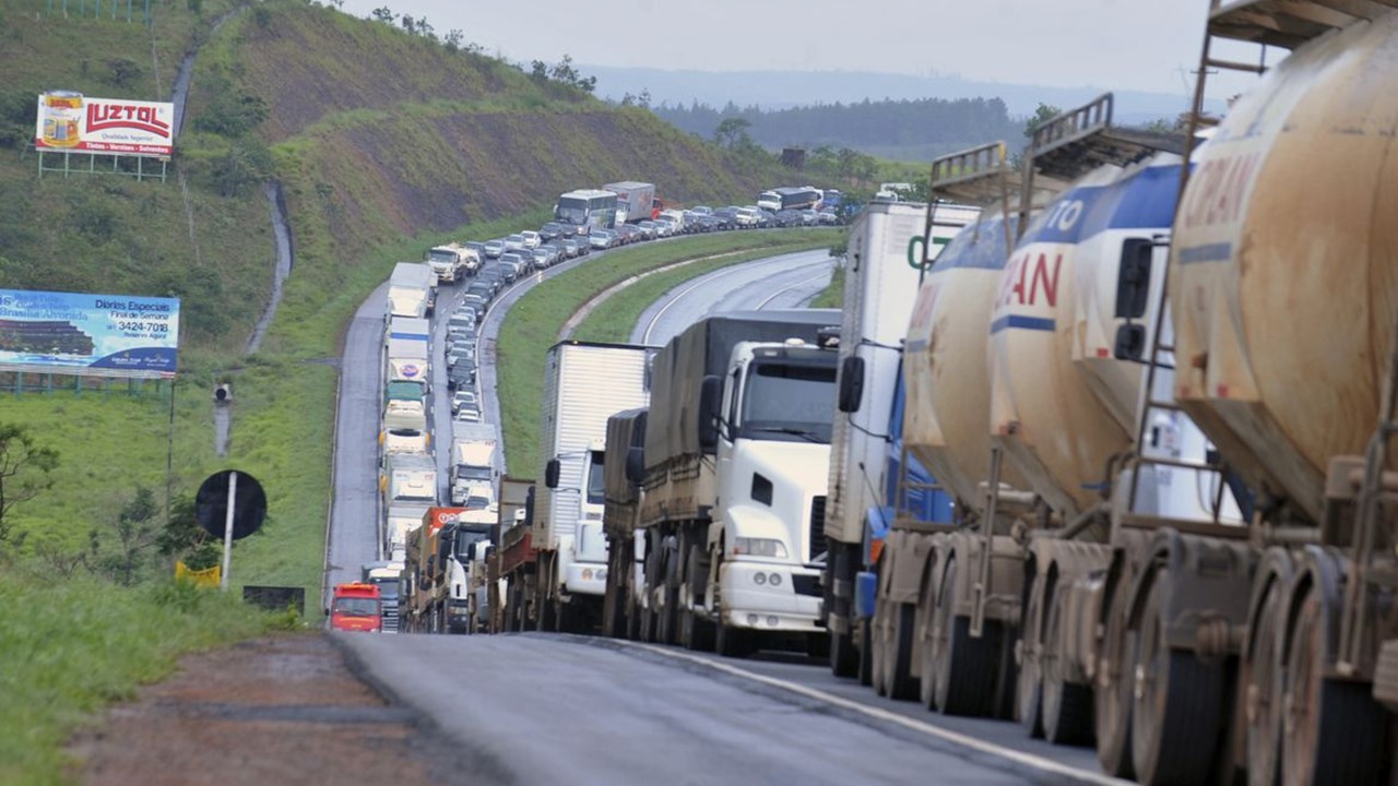 Caminhoneiros ameaçam paralisação no dia 1º se Bolsonaro não atender demandas