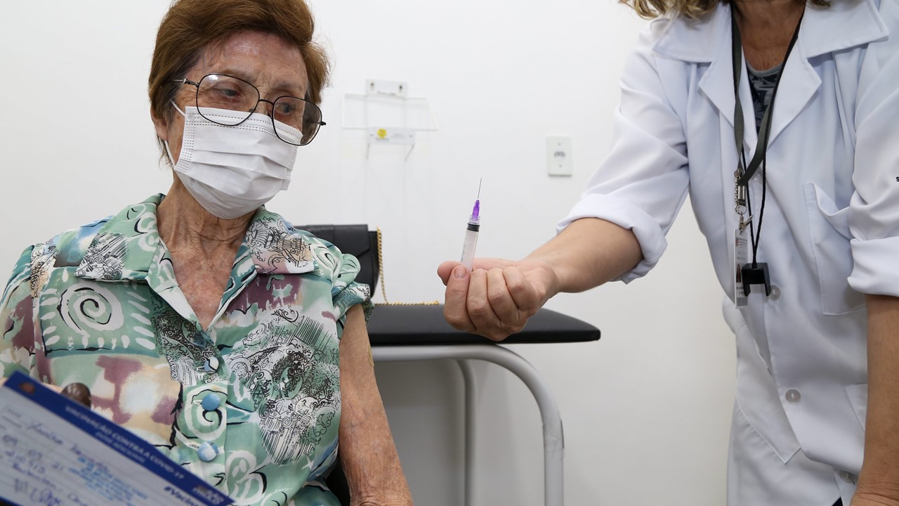 Limeira começa vacinação com terceira dose para pessoas acima de 68 anos nesta quarta (13)