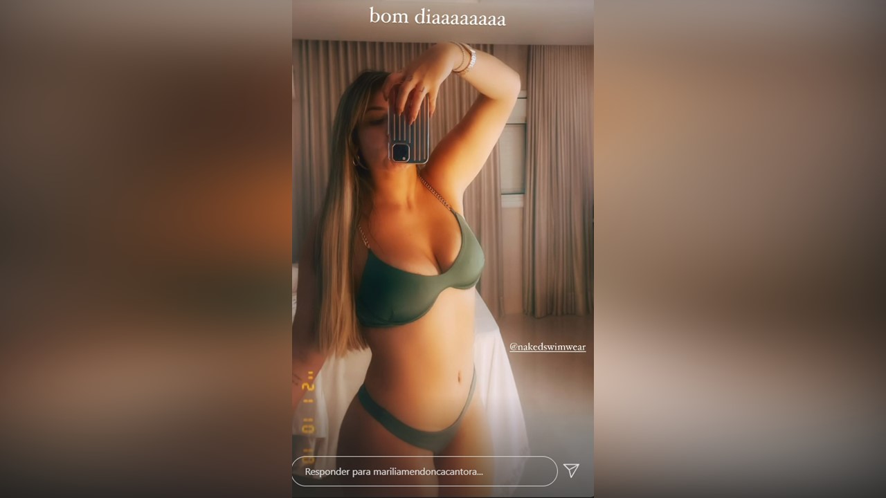 A cantora ousou nas fotos publicadas em seu Instagram e agradou seus milhares de fãs