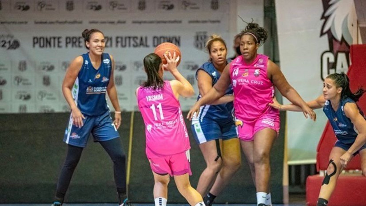 Outubro Rosa: Vera Cruz Hospital realiza ação de conscientização em jogo de basquete