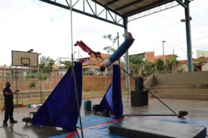 Show de acrobacias e humor encanta famílias no CEU da Vila Esperança em Campinas