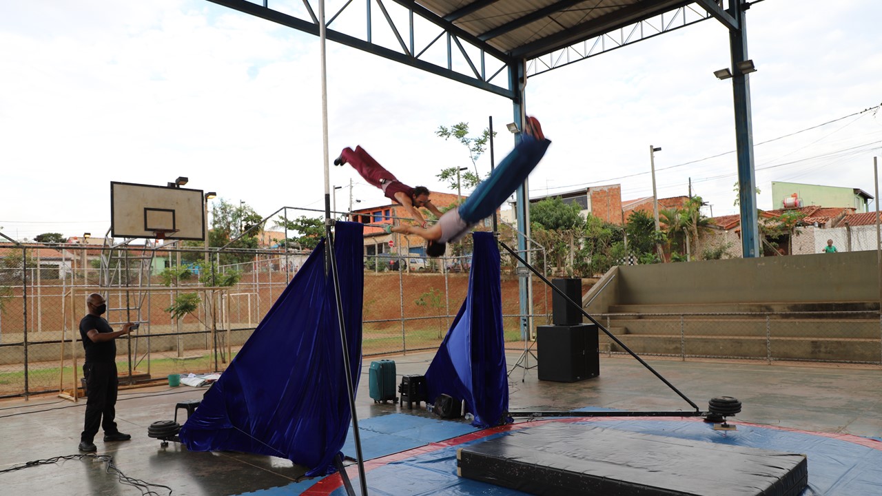 Show de acrobacias e humor encanta famílias no CEU da Vila Esperança em Campinas