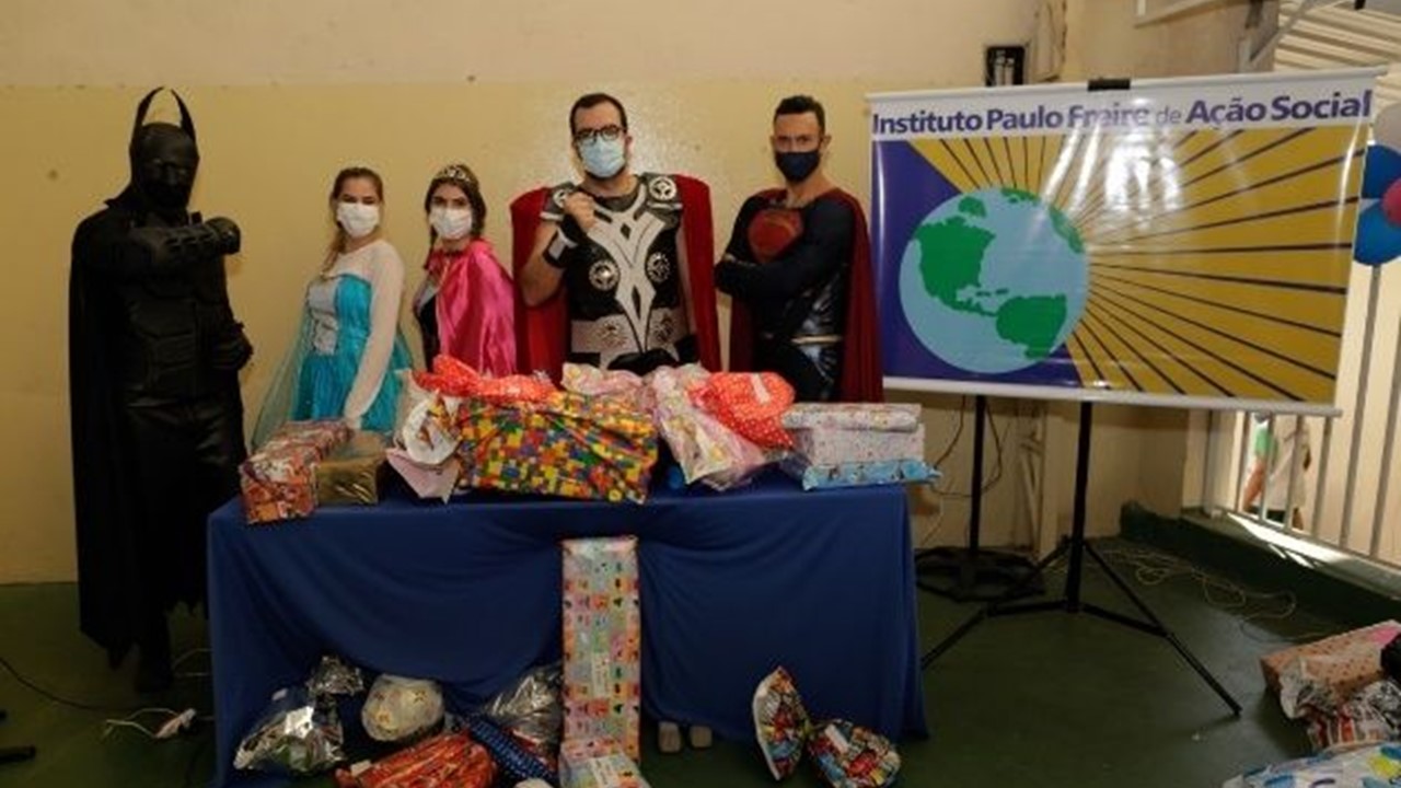 Vera Cruz Casa de Saúde doa brinquedos a instituições infantis